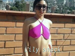 Lily_snack
